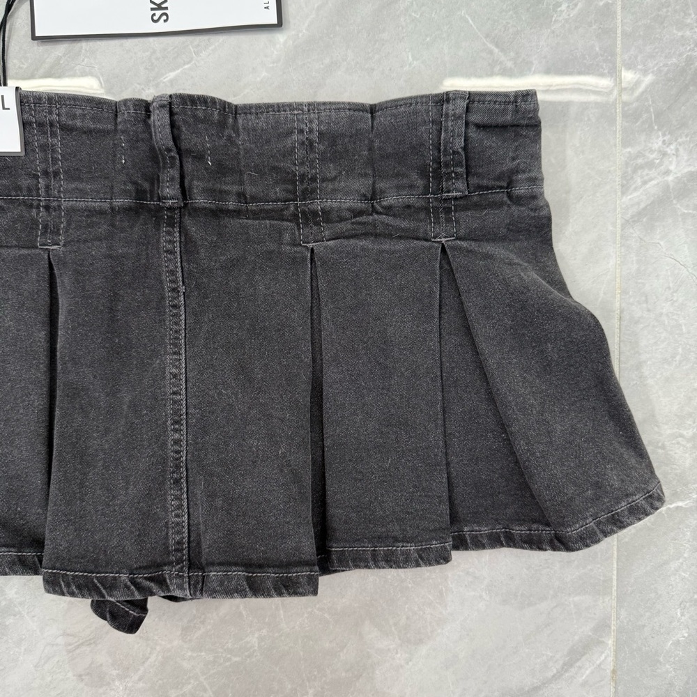 Women’s Almost Famous Pleated Black Denim Mini Skort Skirt Y2K Grunge Size Large - Picture 7 of 12